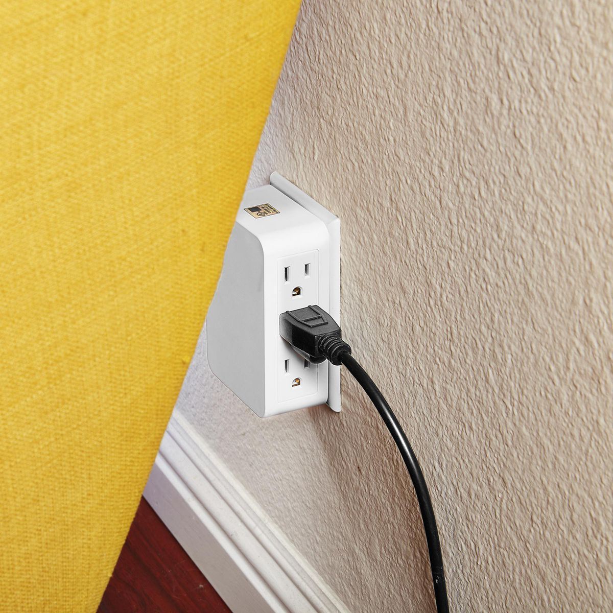 6 Outlet 3-Prong Side Entry Tap White H4978